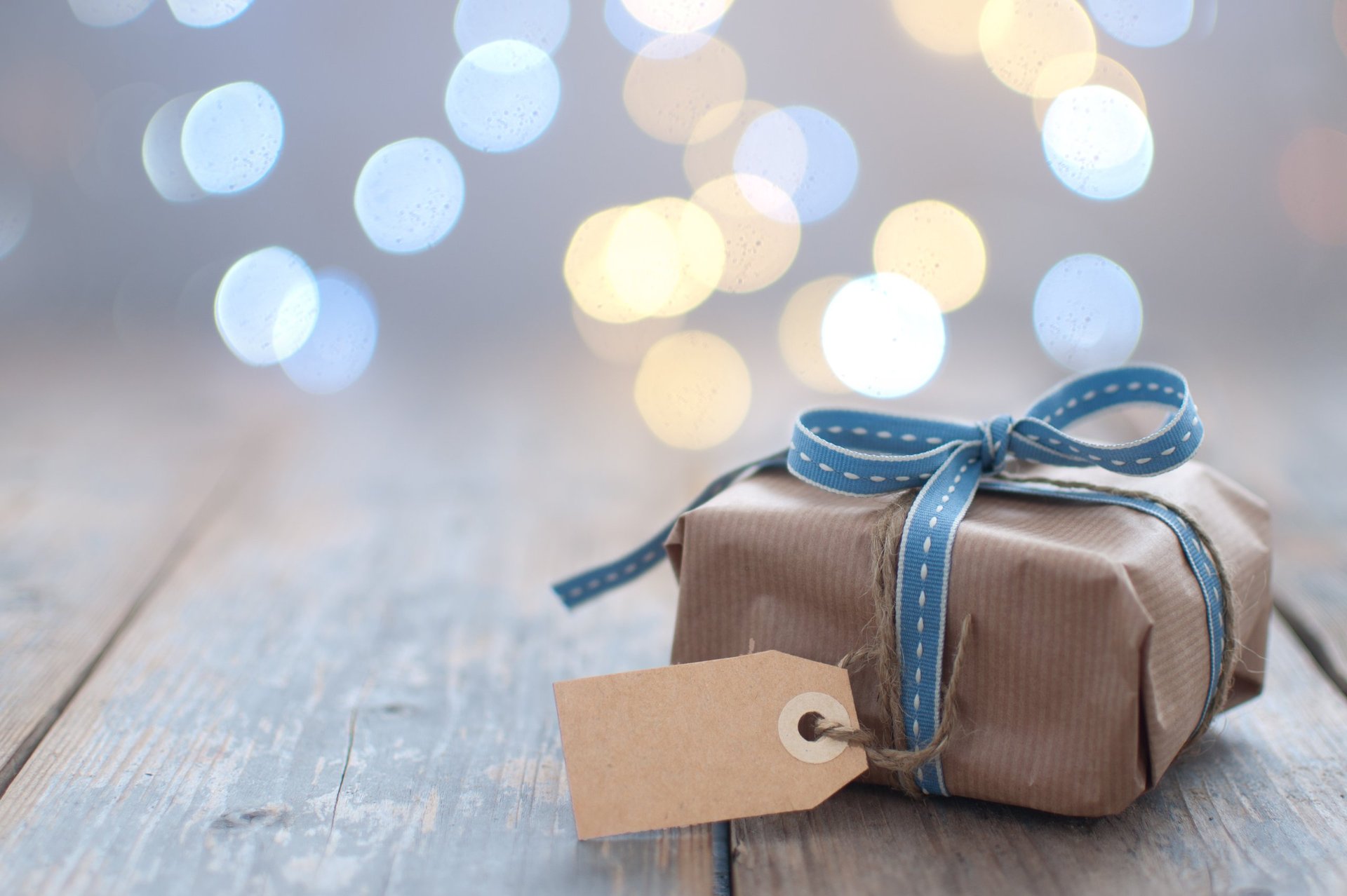 Caja de regalo con moño y tarjeta en blanco - Día del Padre