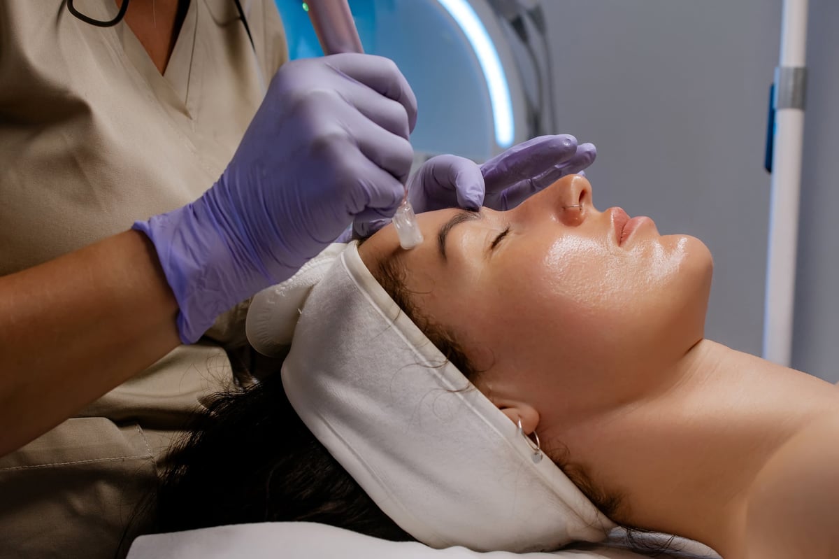 Tratamiento de hidratación facial profesional para piel luminosa