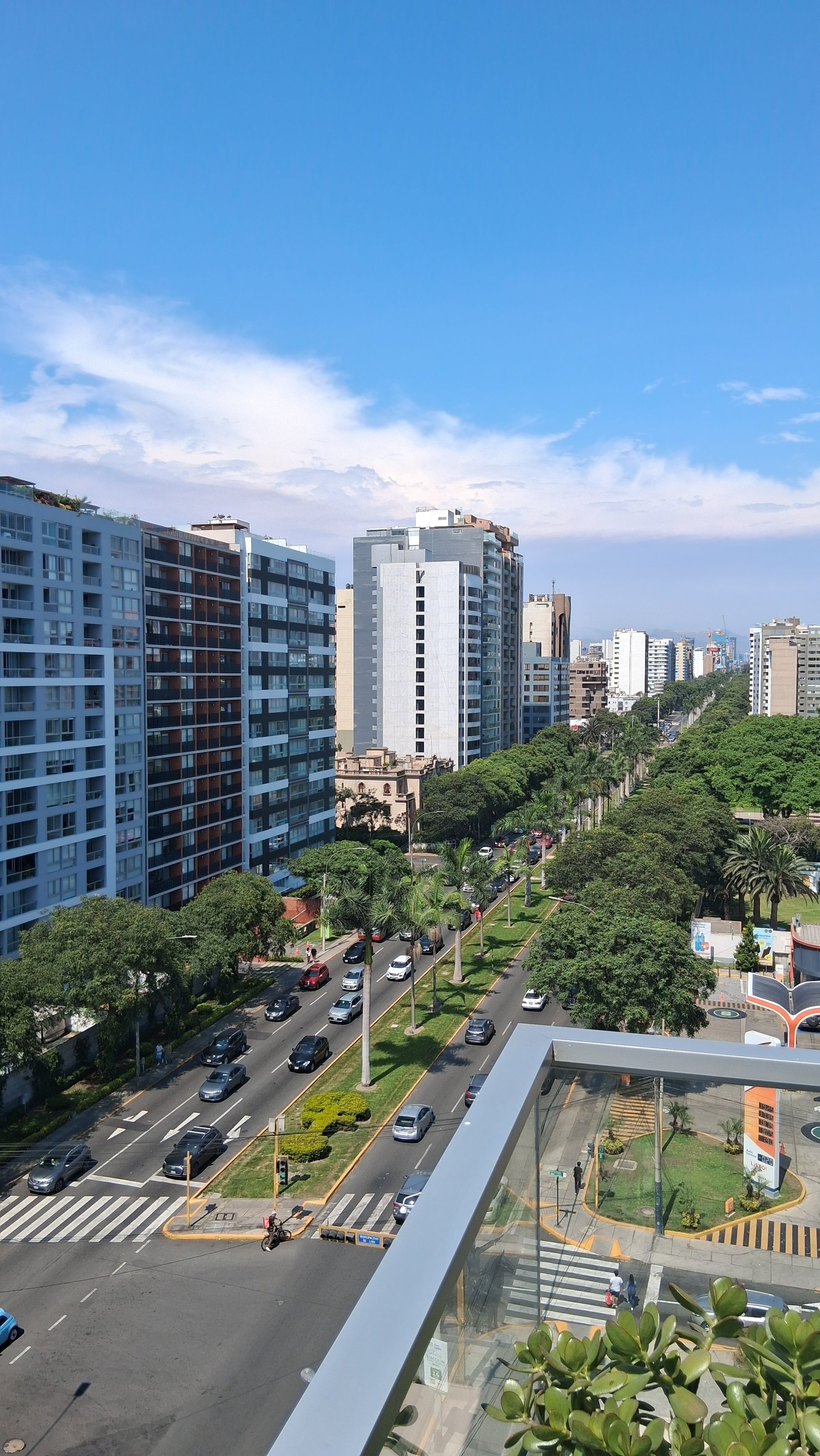 Vista de la avenida Javier Prado en Lima desde un balcón