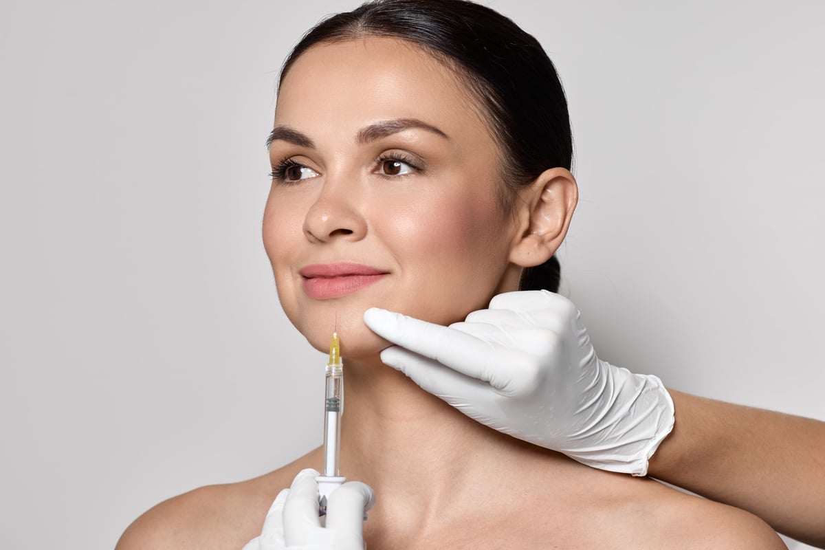 Inyección de enzimas en ampolla para afinar contorno facial - lifting sin cirugía