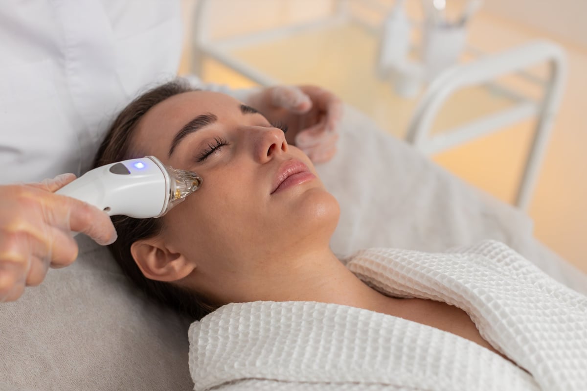 Mujer recibiendo tratamiento Sunekos en contorno de ojos en clínica estética