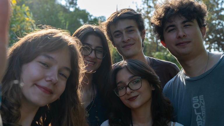 Grupo de jóvenes tomando fotos estilo selfie en el parque
